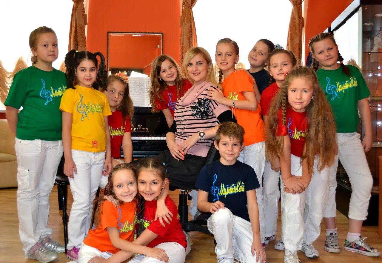 Мультикейс рок н ролл. Мультикейс коллектив. Мультикейс коллектив. Елена плотникова мультикейс. Фиеста омск клуб.