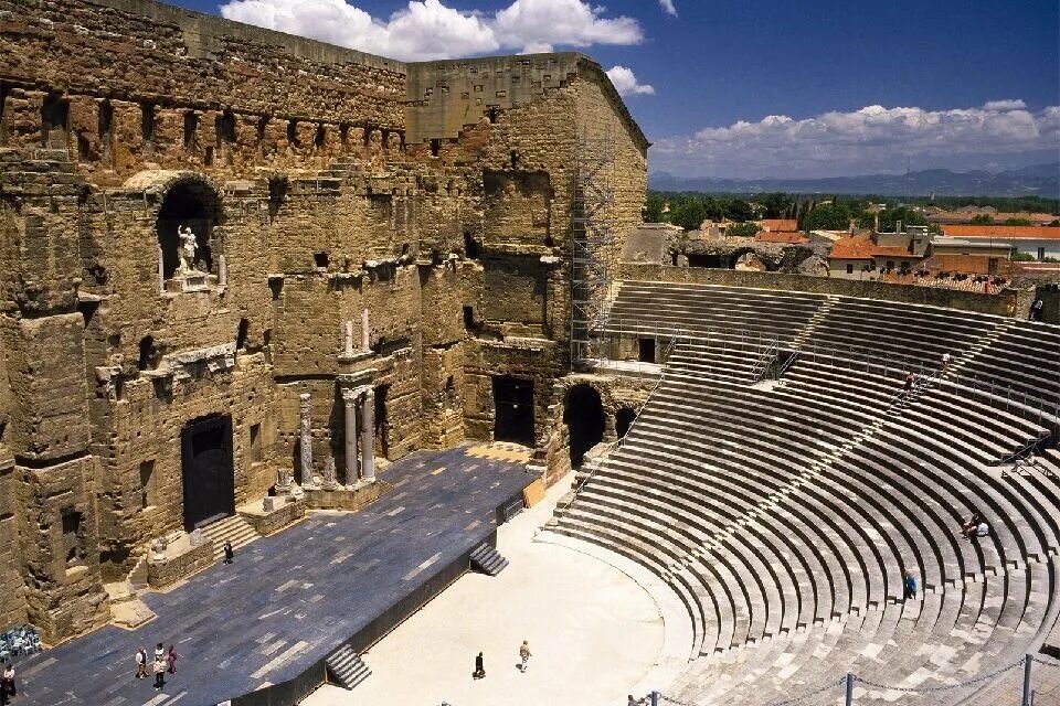 Le theatre. Оранж Римский амфитеатр. Античный театр в оранже Франция. Амфитеатр в оранже Франция. Иерусалим амфитеатр Римский.