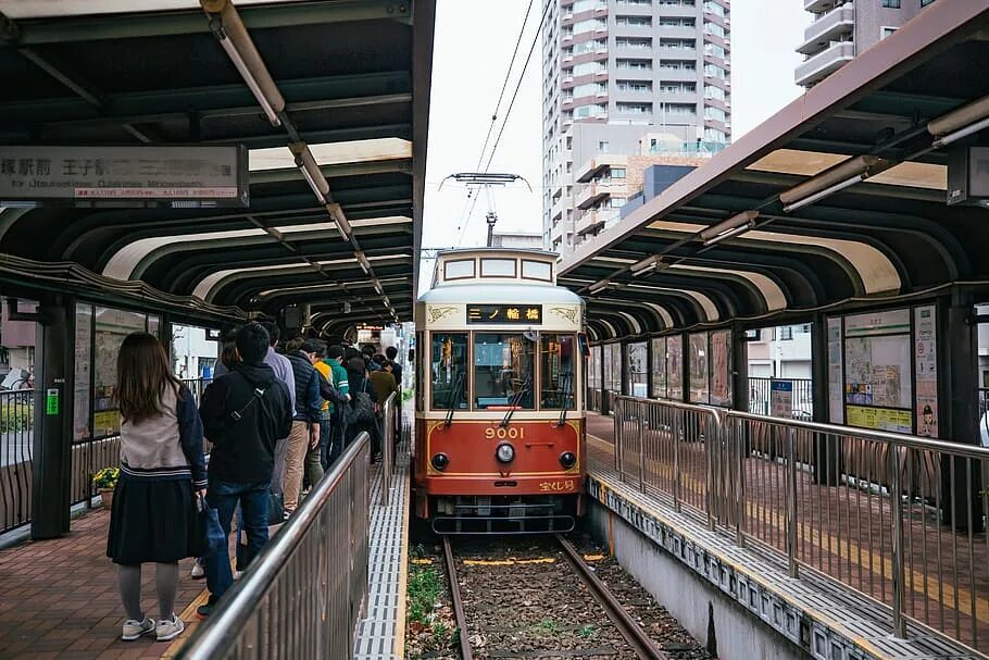 Трамвай в Токио. Японский трамвай. Скоростной трамвай Япония. Современный трамвай Япония.
