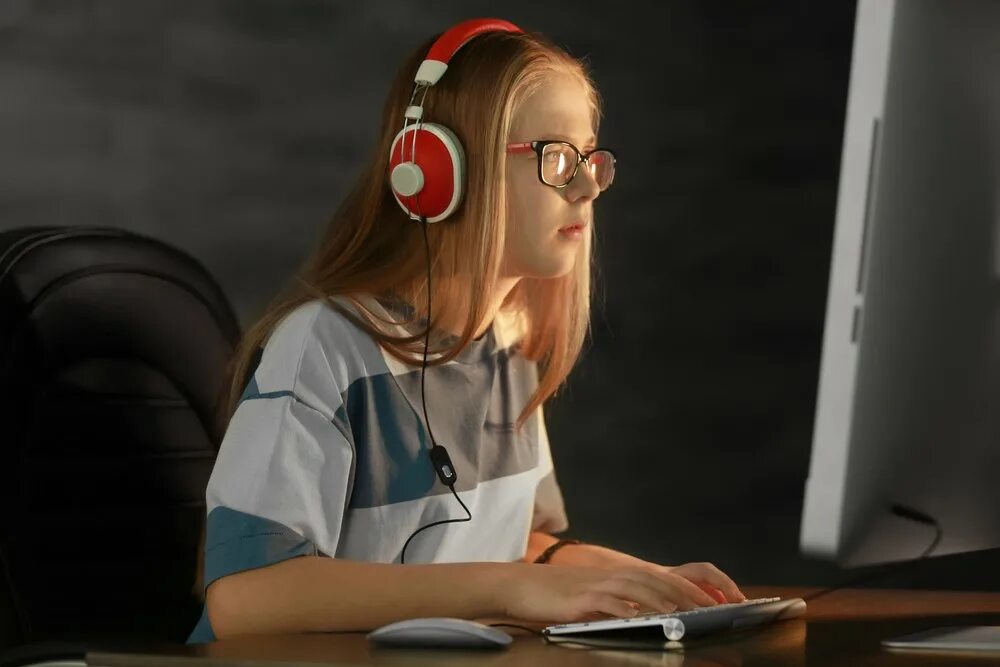 Девушки за компьютерными играми. Геймер за компьютером. Профессия геймер. Девушки играющие в компьютерные игры. Игровой компьютер для девушки.