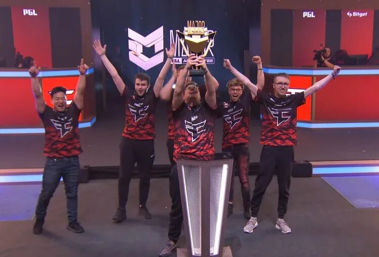 Команда faze clan. Команда FAZE 2022. CS go Major Antwerp 2022. Нави мажор 2022 финал. Фейз клан мажор 2022.