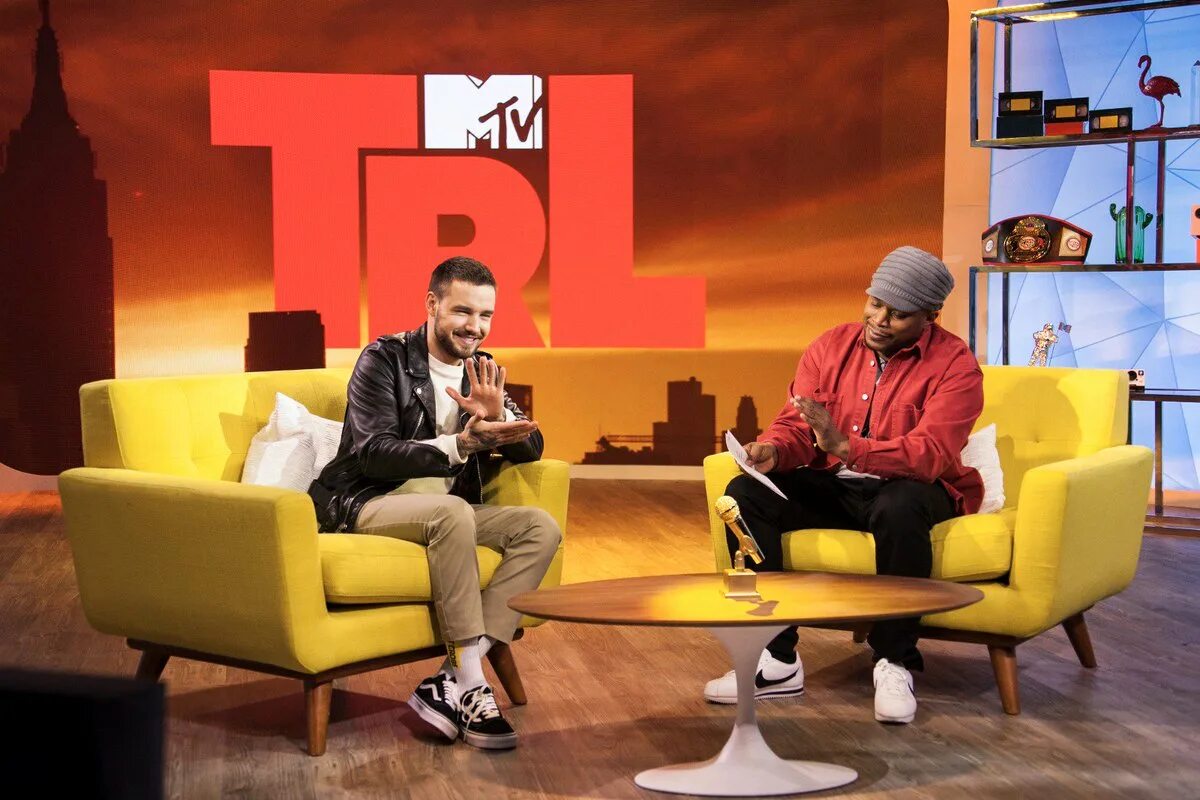 Мтв киноафиша сегодня. Телеканал MTV. Шоу на МТВ. MTV студия. МТВ интервью.