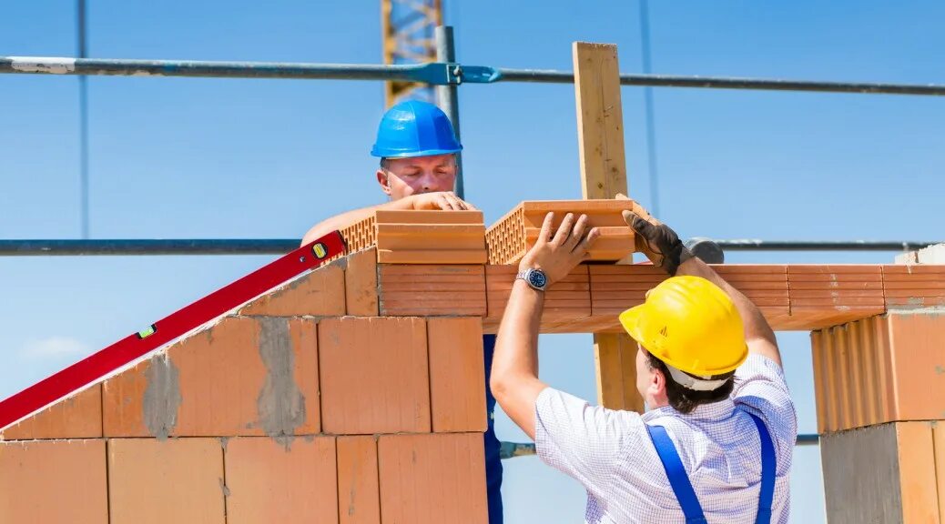 Работники на стройке. Что делают строятся. Канализация в частном доме своими руками. Строитель. Что делают строятся.