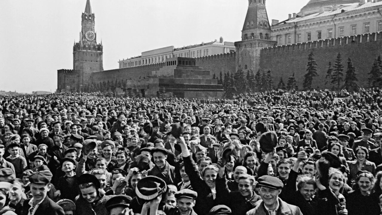 Первый парад Победы 9 мая 1945 года. Красная площадь 9 мая 1945. День Победы 1945 красная площадь Москва. Москва, красная площадь. 9 Мая, 1945 год. Видео после победы