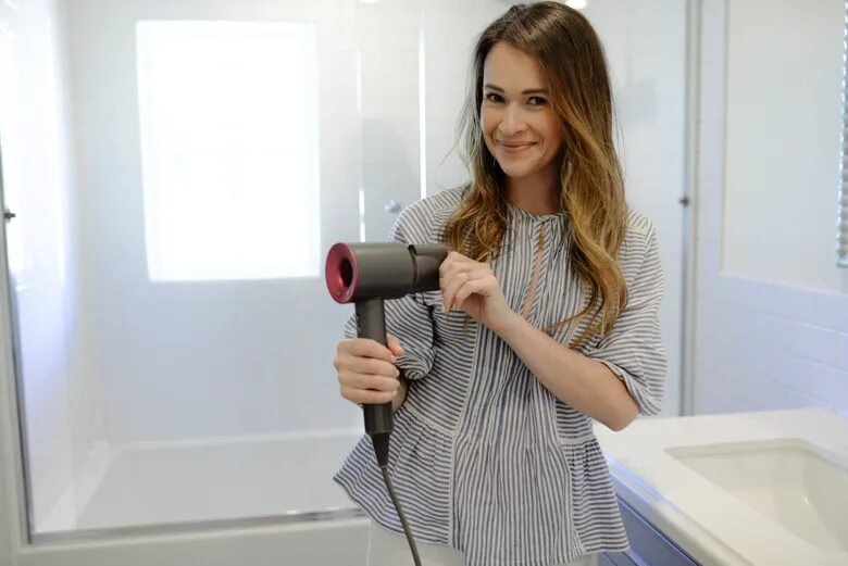 Как сушить феном дайсон. Dyson hair dryer. девушка с феном дайсон. дайсон 2025. dyson supersonic девушка.