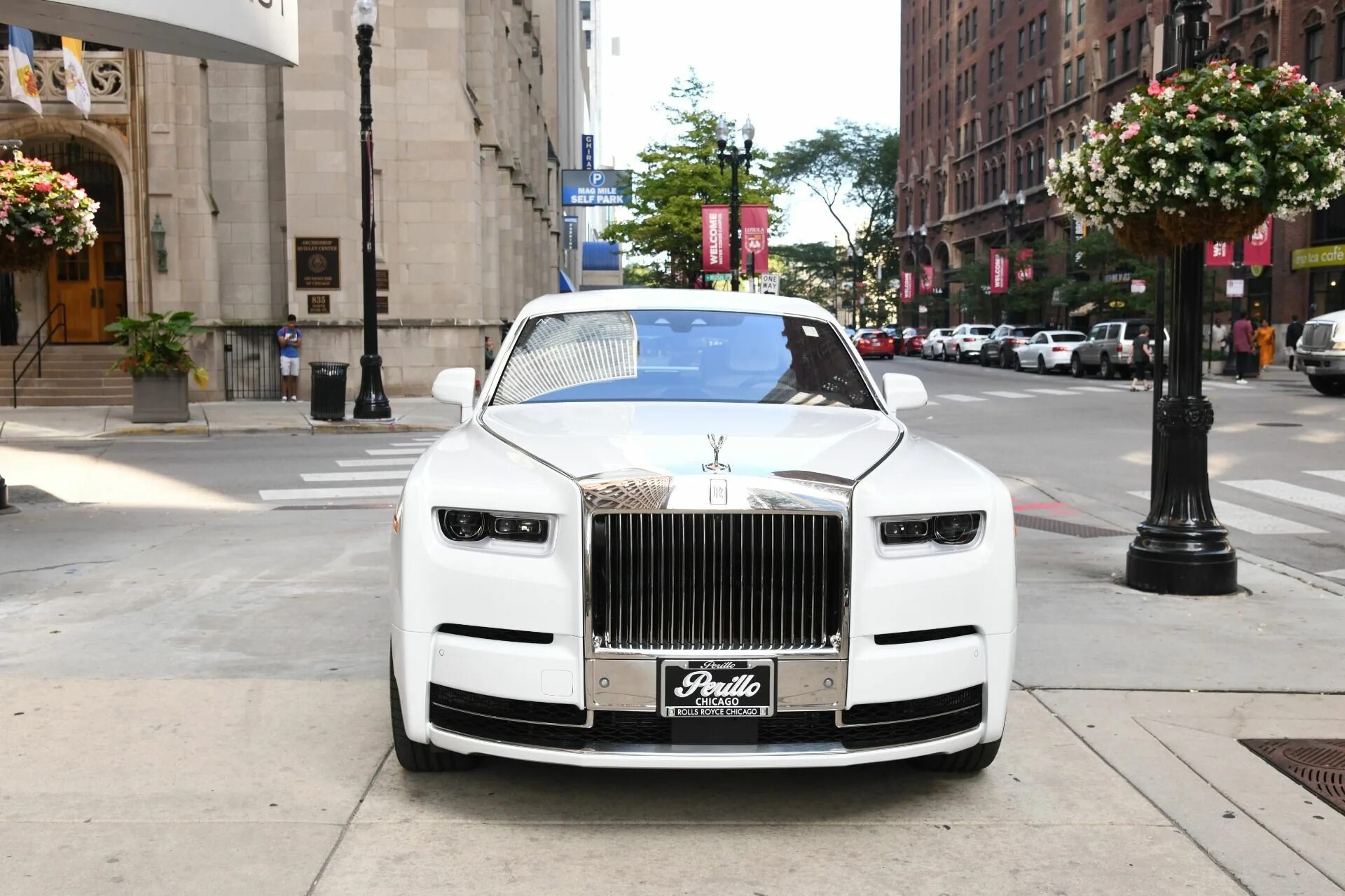 Белый роллс ройс. Rolls Royce Phantom 2020. Rolls Royce Phantom 2021. Rolls Royce Phantom 2021 белый. Новый Rolls Royce Phantom 2020.