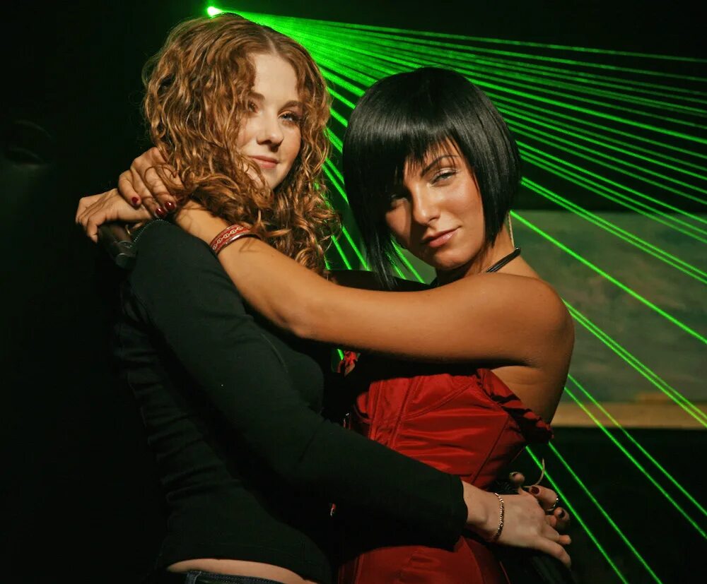 Солистки группы тату 2022. T. Бесплатные песни группы тату. T. Лена катина и юля волкова 2002.