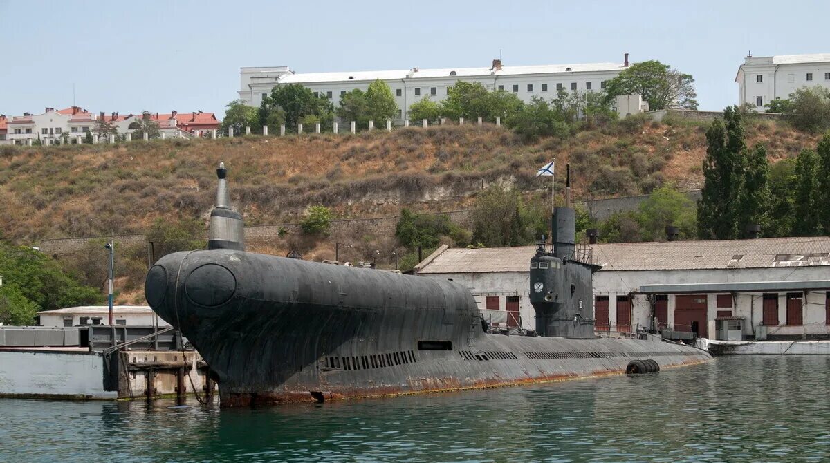 Балаклавский музей подводных лодок. Подводная лодка в Балаклаве музей. Севастополь бухта подводных лодок. Балаклава бухта подводных лодок музей.