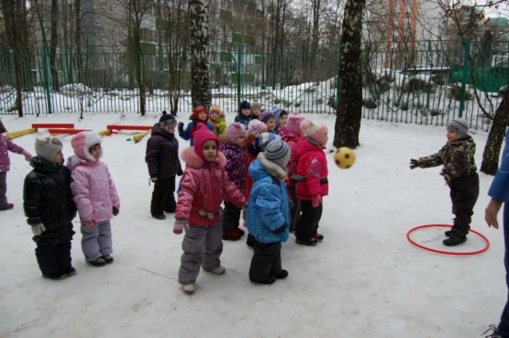 Дети на прогулке в детском саду. Зимняя прогулка в детском саду. Прогулка в детском саду зимой. Игрушки для прогулки в детском саду. Подвижная игра весной в младшей группе