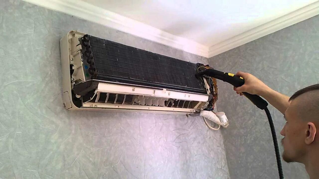 Сплит внутренний блок. Хитачи кондиционер сетчатый фильтр в настенный блок. Установщик кондиционеров. Техобслуживание кондиционеров. Разобранный кондиционер.