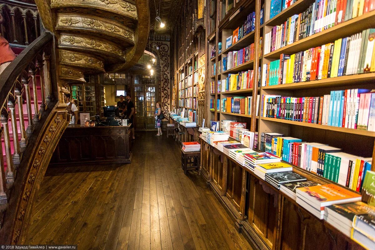 Книжный магазин угловое. Португалия книжный магазин Lello. Livraria Lello (порту, Португалия). Книжный магазин Livraria Lello в порту Португалия.