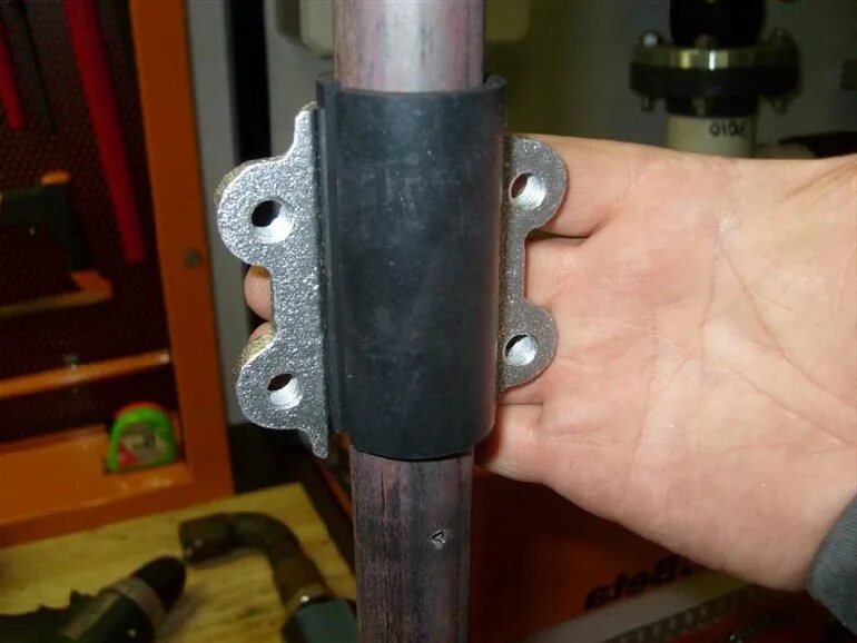 Хомут для устранения свищей на трубопроводе. Хомуты для труб отопления. Ржавчина на канализационной трубе. Холодная сварка для труб водоснабжения. Устранить свищ.