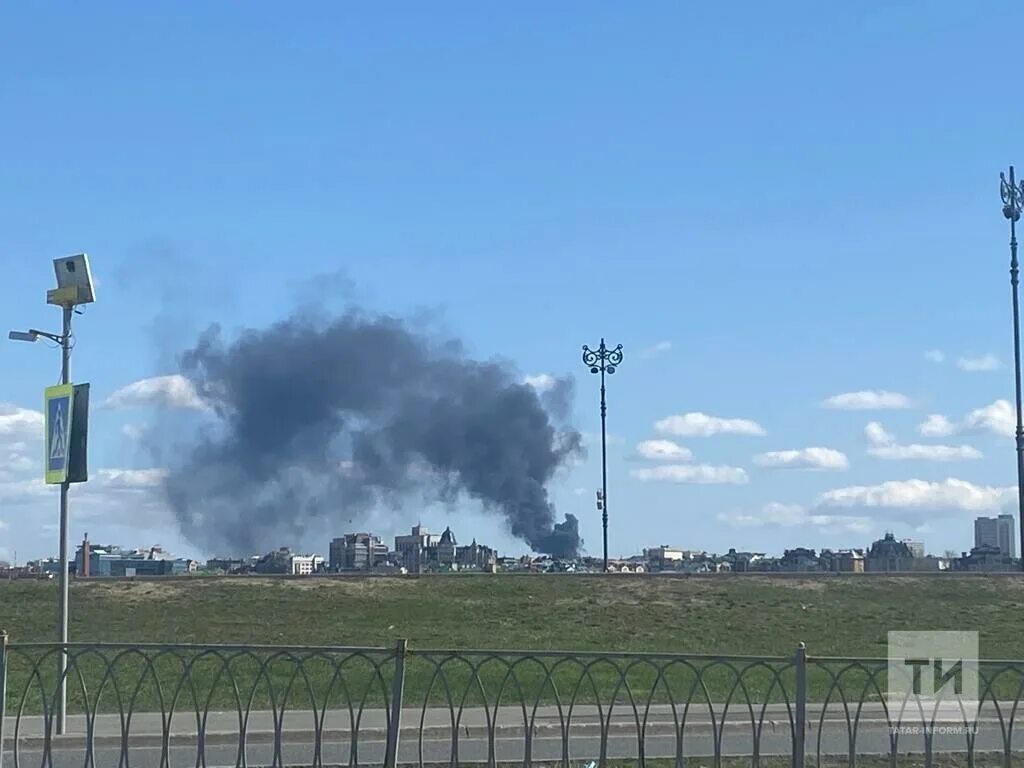 Пожар в казанском танковом. Столб дыма. Столб дыма в Казани. Дым в Казани сейчас. Город в дыму.