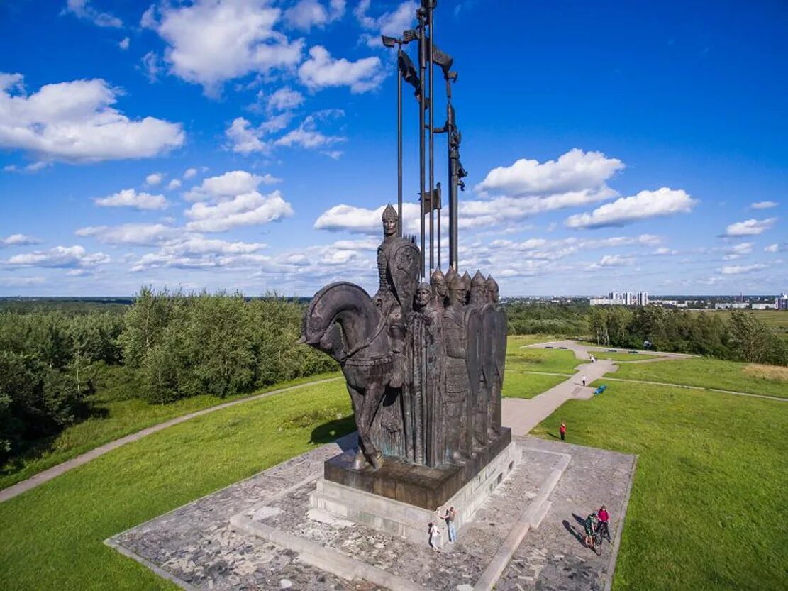 памятники псков гора соколиха. монумент ледовое побоище в пскове. памятник александру невскому на горе соколиха. псков монумент. псков монумент.