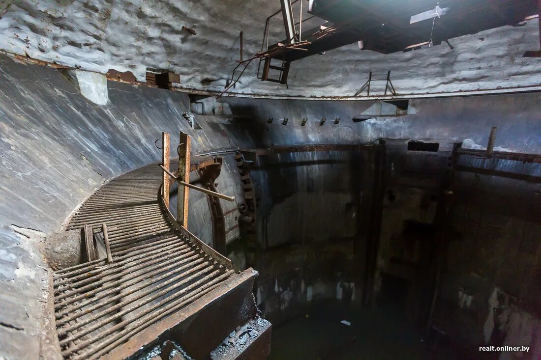 Затопление шахт. Бункер ракетной шахты. Заброшенный бункер в подольске. Бамут ракетные шахты. Бункер шахты.