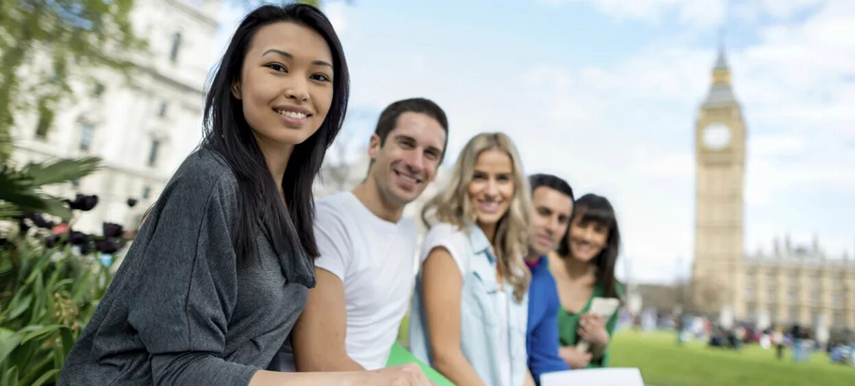 Student abroad. Студенты великобритании. Счастливые студенты. Step up for students. Обучение за рубежом вариативность.