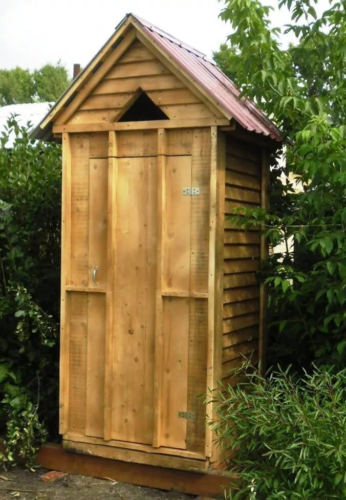 Уличный туалет для дачи деревянный цена. Деревянный туалет. Туалет для дачи. Туалет дачный деревянный. Дачный туалет из дерева.