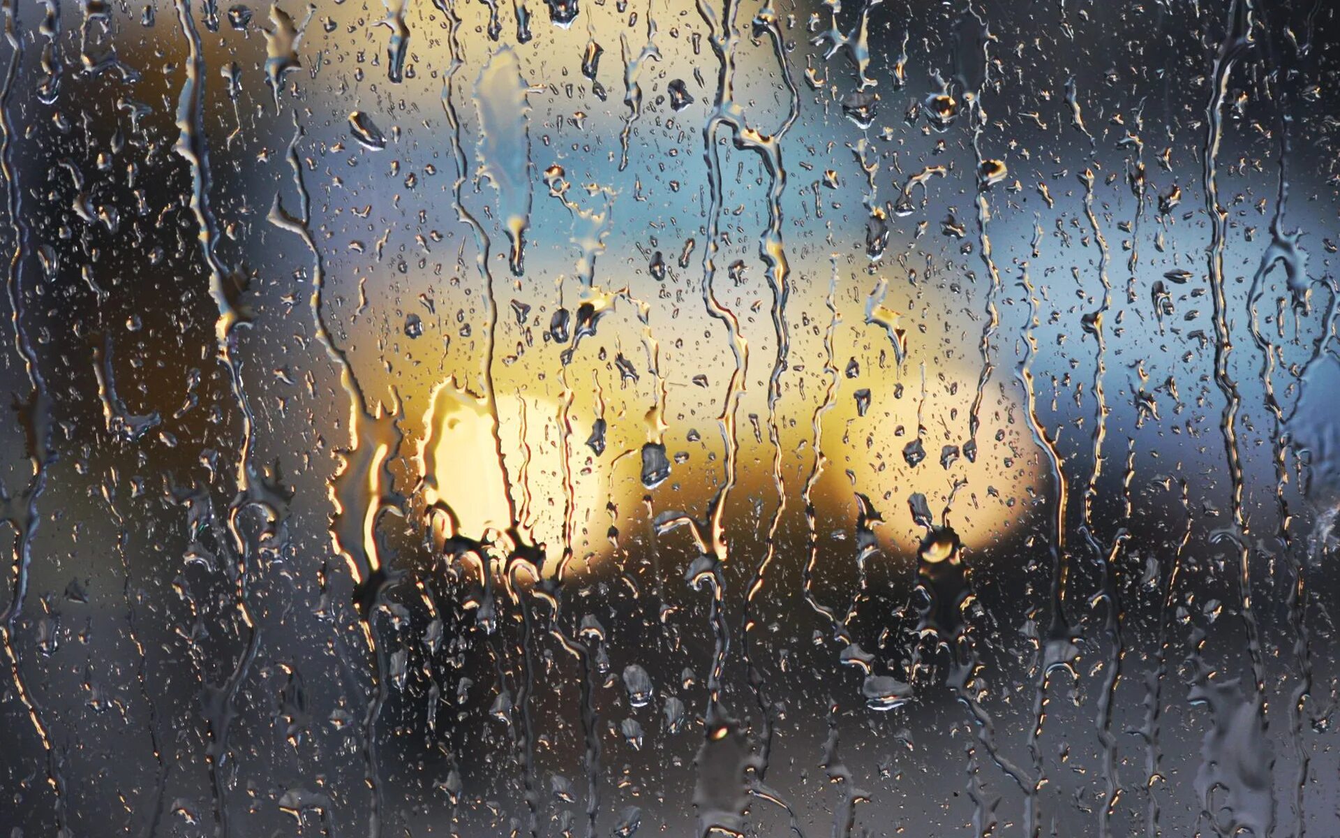Капли на стекле. Дождь на стекле. Капли дождя на стекле. Дождевые капли на стекле.