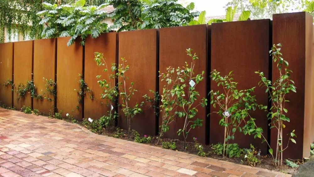Забор материалов от человека. Забор из corten steel. необычный забор из профнастила. красивый металлический забор. необычные заборы для дачи.