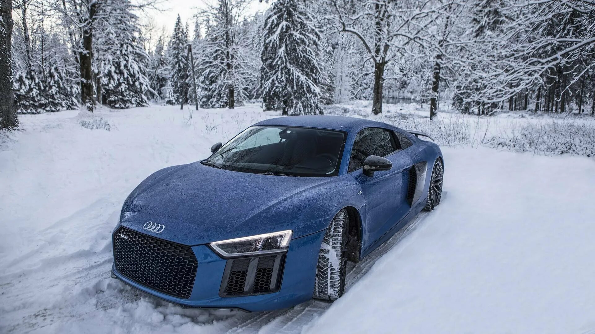 Шевроле камаро зима. Audi r8 внедорожник. Автомобиль зимой. Черная машина зимой. Fenyr supersport 2021.