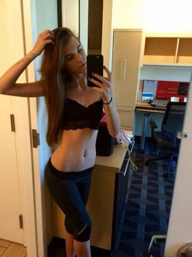 Селфи частных фото девушек. Шикарное тело селфи. Селфи девушек. Домашние селфи девочек. Селфи частных фото девушек.