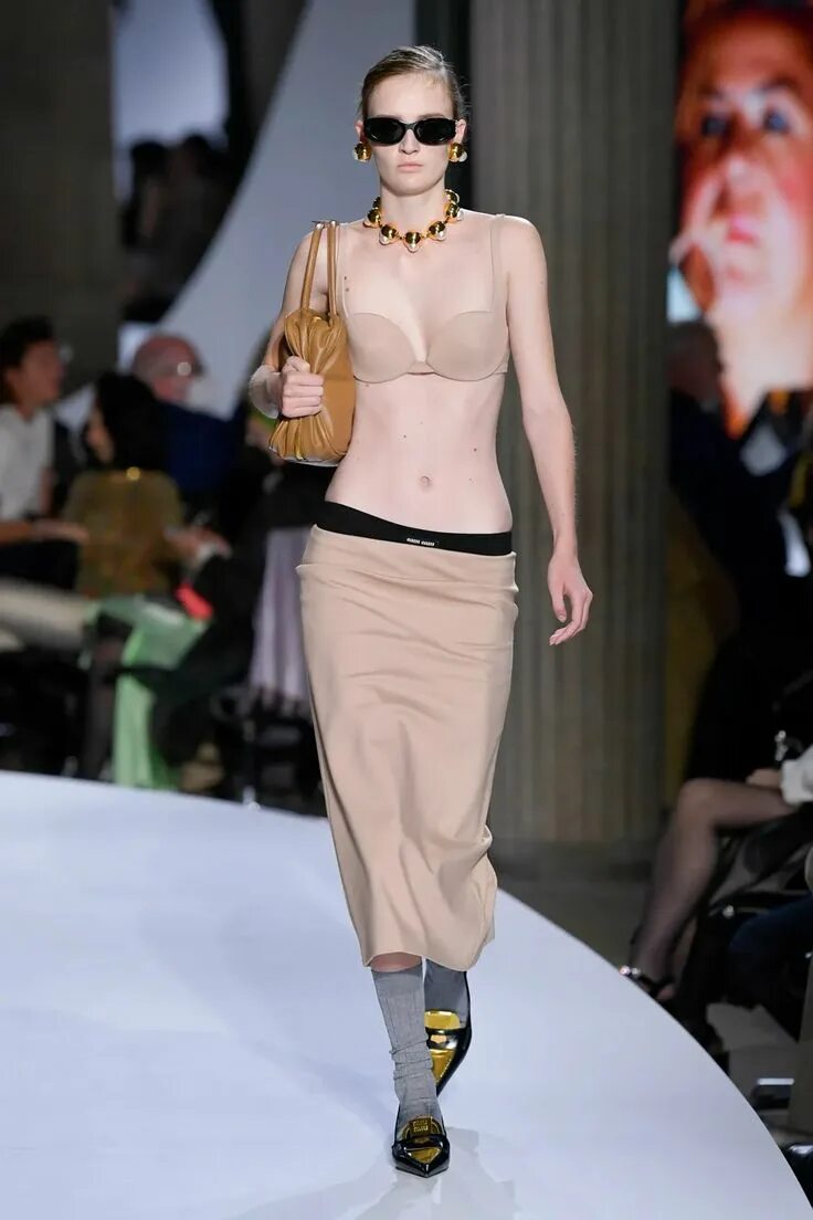 Миу миу показ. Miu miu показ 2025. miu miu catwalk. заниженная талия 2025 тренд.