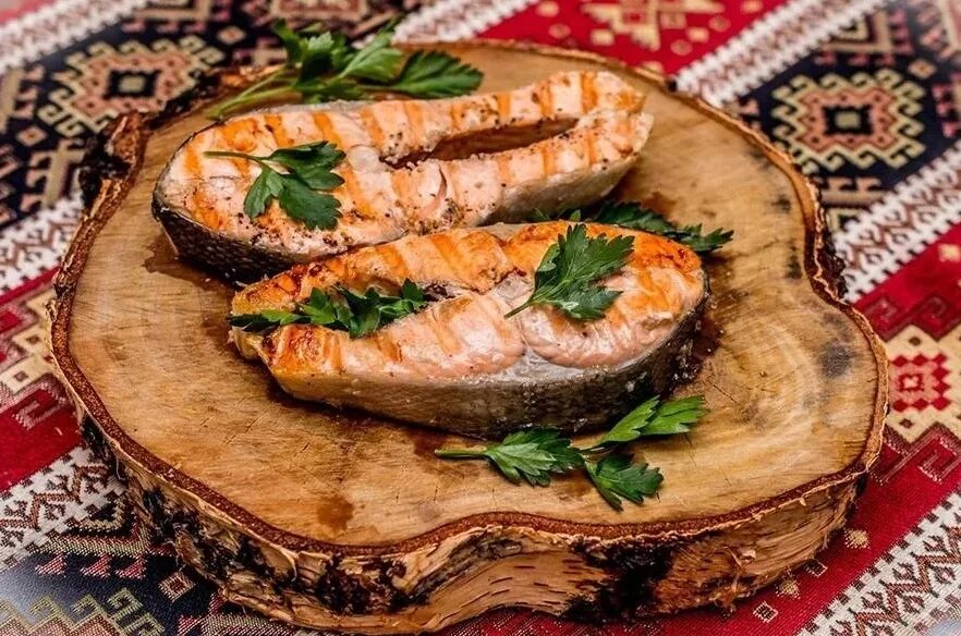 Блюда из кижуча в духовке. Стейк из кижуча. Стейк из кижуча на гриле. Кижуч в духовке