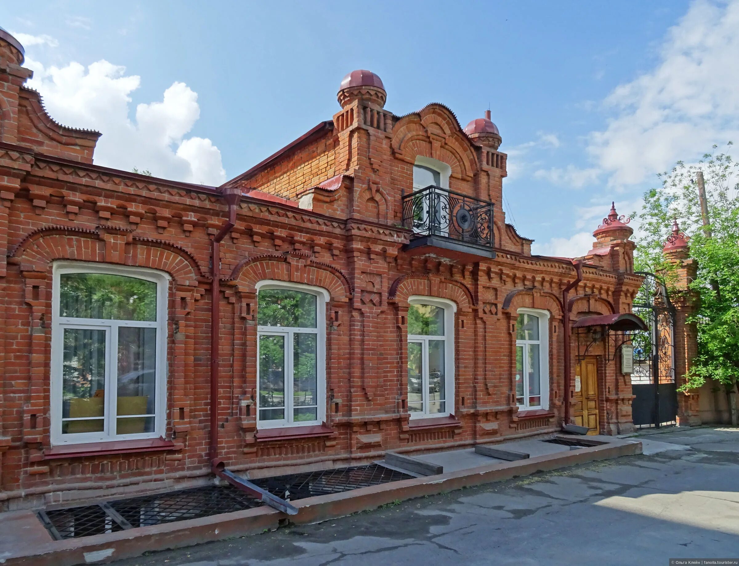 Особняк с мезонином Новосибирск. Дом c мезонином Новосибирск. Купеческая архитектура Новосибирск. Чаплыгина 36 Новосибирск. Памятники архитектуры города новосибирска