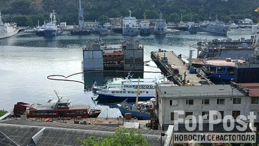 В севастополе горит корабль. Перевернулся катер в севастополе. Севастополь бухта. Сегодня в севастопольской бухте что случилось. Атака на севастополь сейчас.