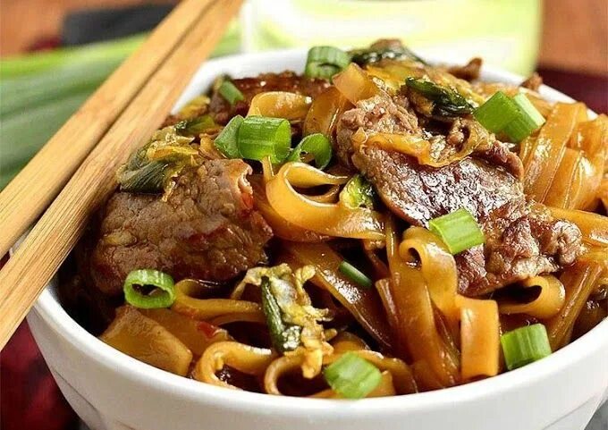 Лапша с мясом фото Homemade turmeric noodles with meat stew Домашняя куркума лапша с мясным рагу
