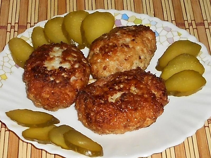 Добавлять ли в котлеты чеснок. Биточки из птицы. котлеты чесночные. биточки с чесноком. котлетки с чесноком.