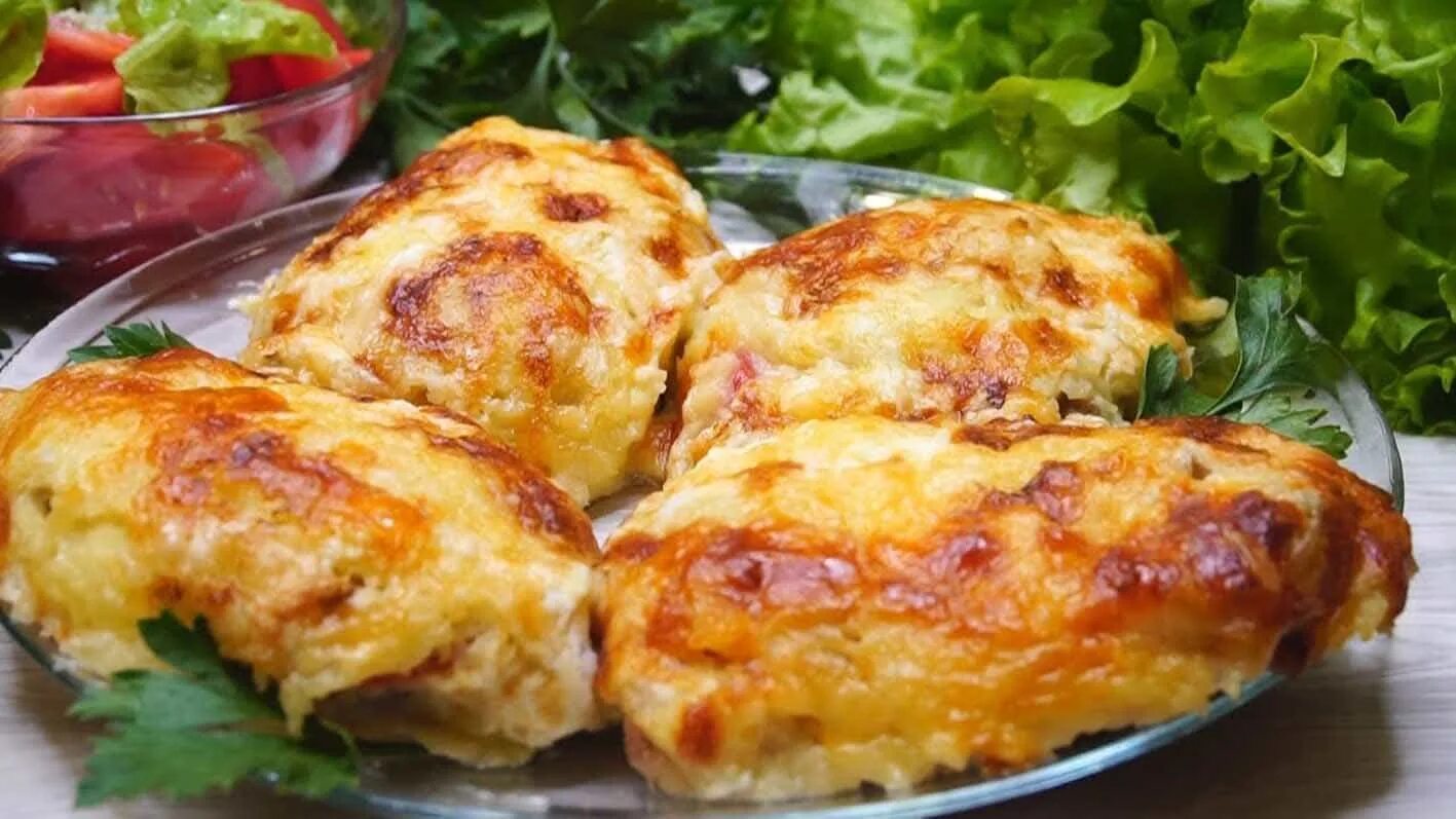 Мясо под шубой в духовке. Мясо под картофельной шубкой. Отбивные из свинины в духовке с сыром. Свинина в картофельной шубке.