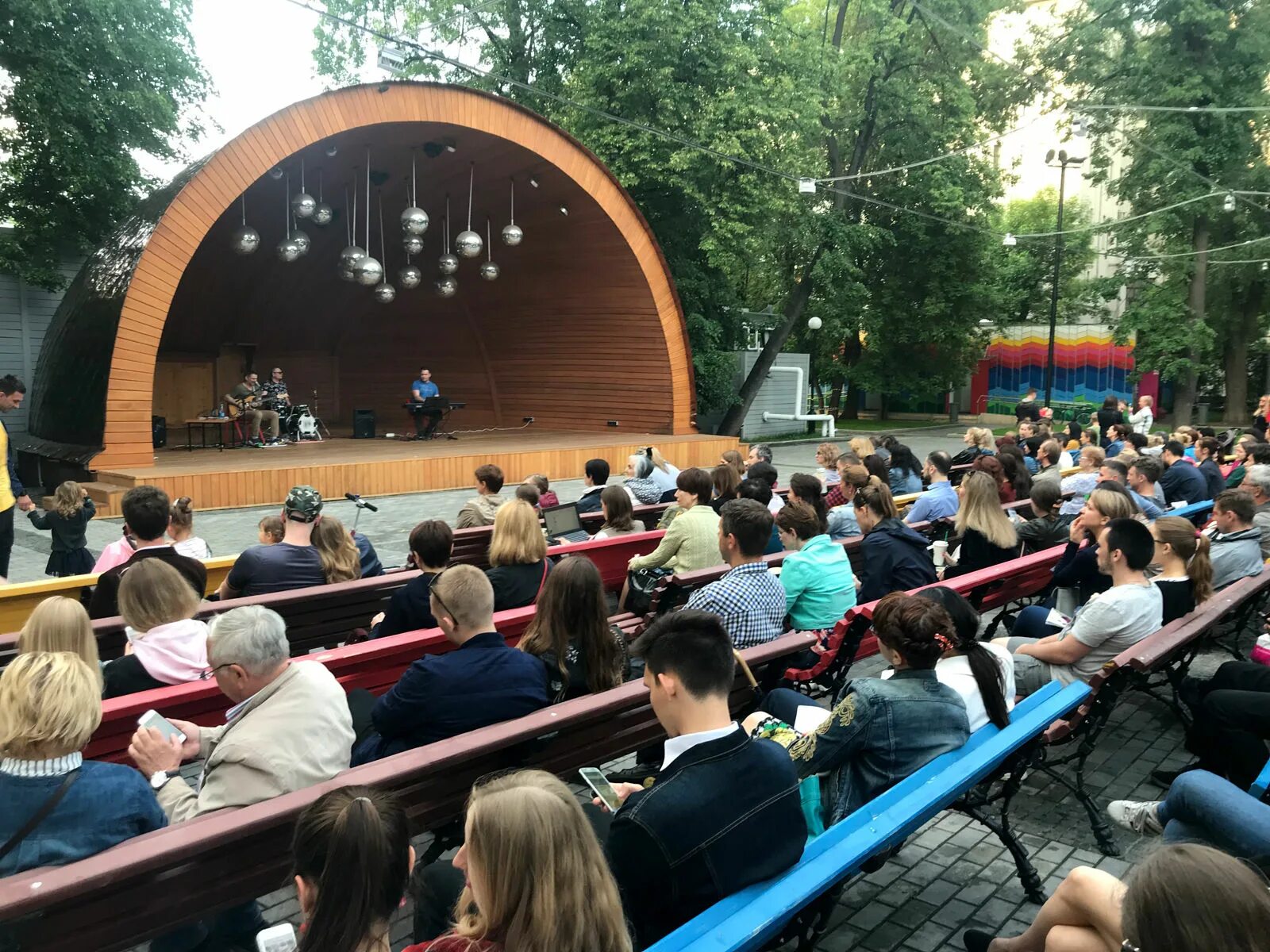Сад баумана в москве. Джазовые четверги в саду баумана. Плейтроника на мероприятие. Сад им баумана джазовые четверги. Сад эрмитаж джазовый фестиваль.