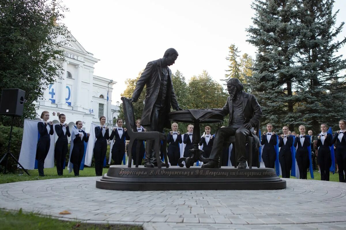 Какие памятники культуры находятся в кемеровской области. ТГУ Томск памятник. ТГУ памятник Флоринскому и Менделееву Томск. Томский государственный университет памятник. Памятник в тольяттинском государственном университете.