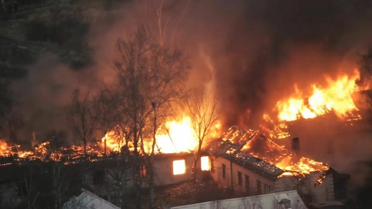 Горящий дом. Дом горит. Пожар Парнас. Огонь пожар.