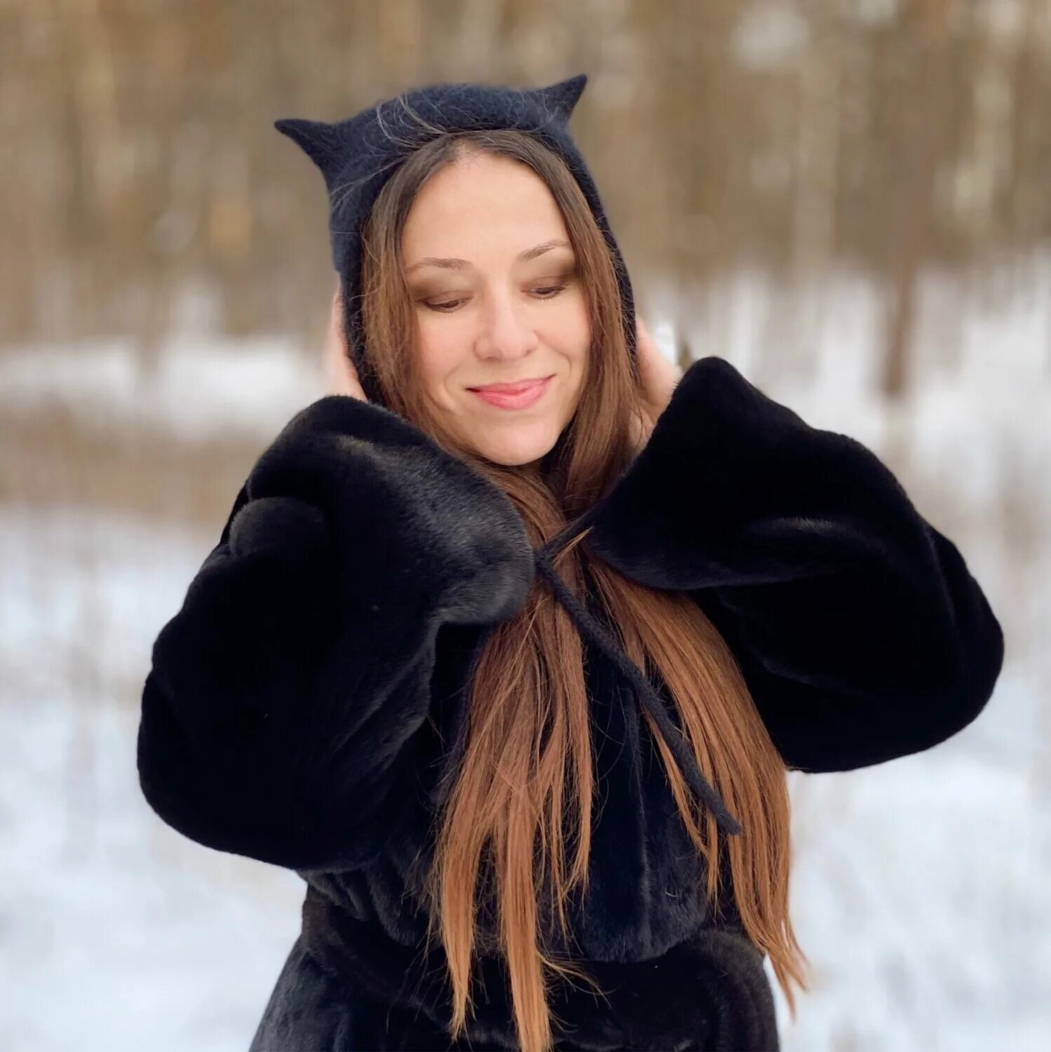 Модные вязаные шапки 2022 для женщин. Шапка с ушками. Шапка с ушками женская. Вязаные головные уборы 2023. Шапка 2022 тренды.