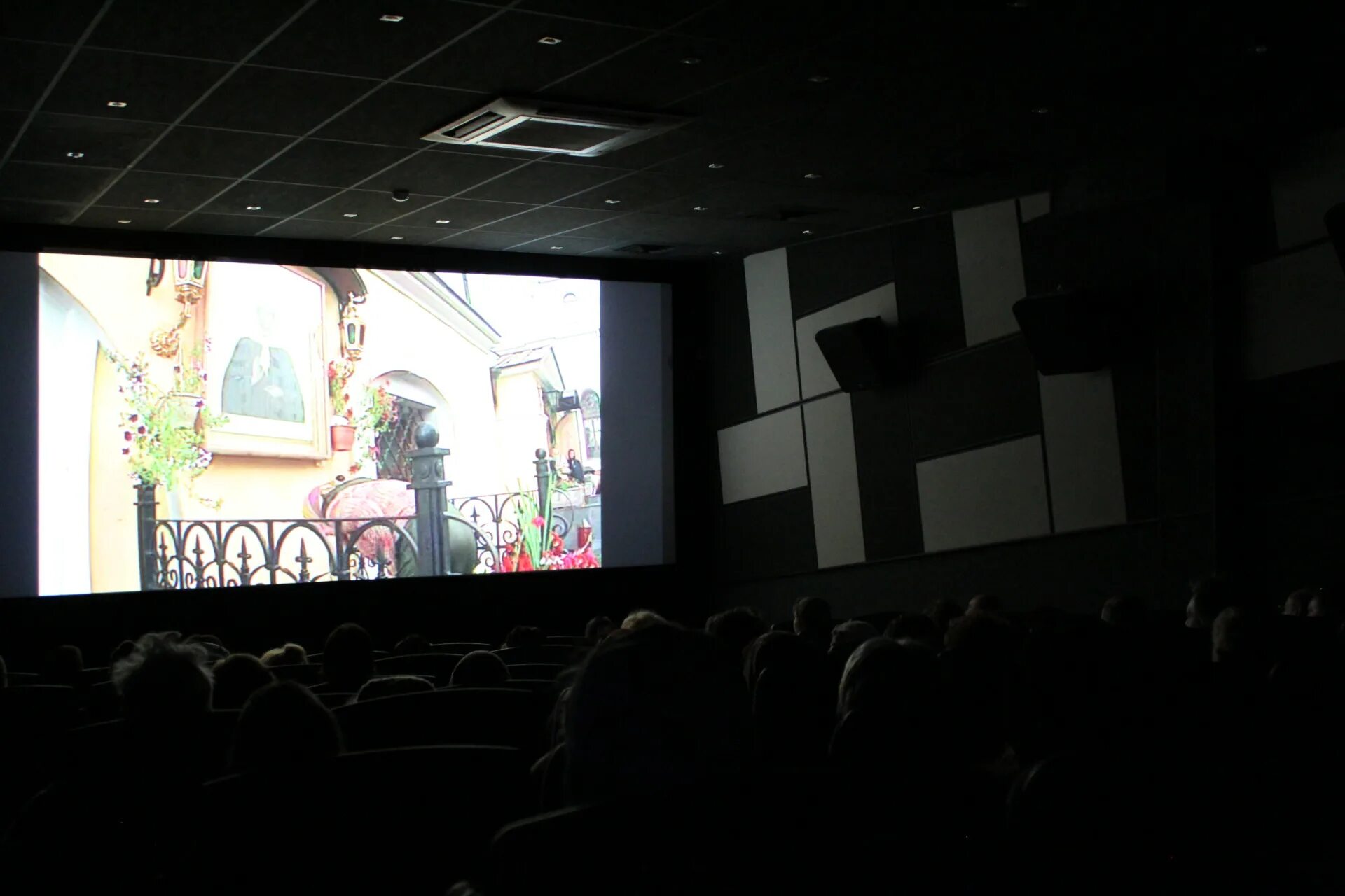 приглашаем на открытие ночь кино. кинотеатр сочи на макаренко расписание. кинотеатр комсомолец адлер. кинотеатр сочи на макаренко расписание. кинотеатр сочи афиша.