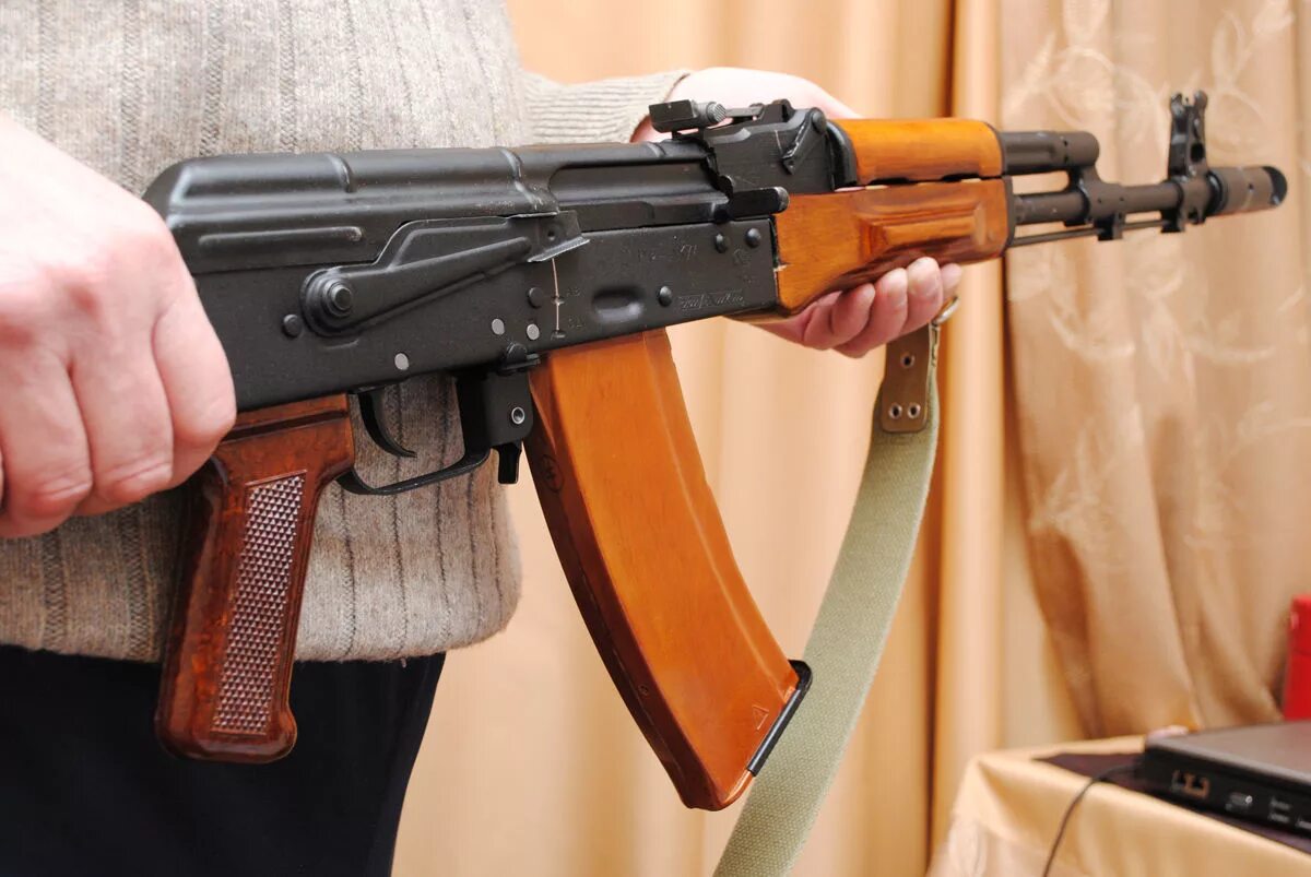 Акм лучший. Ак 74 1995 года. автоматы. акм в руках. автомат ак74 в руке.
