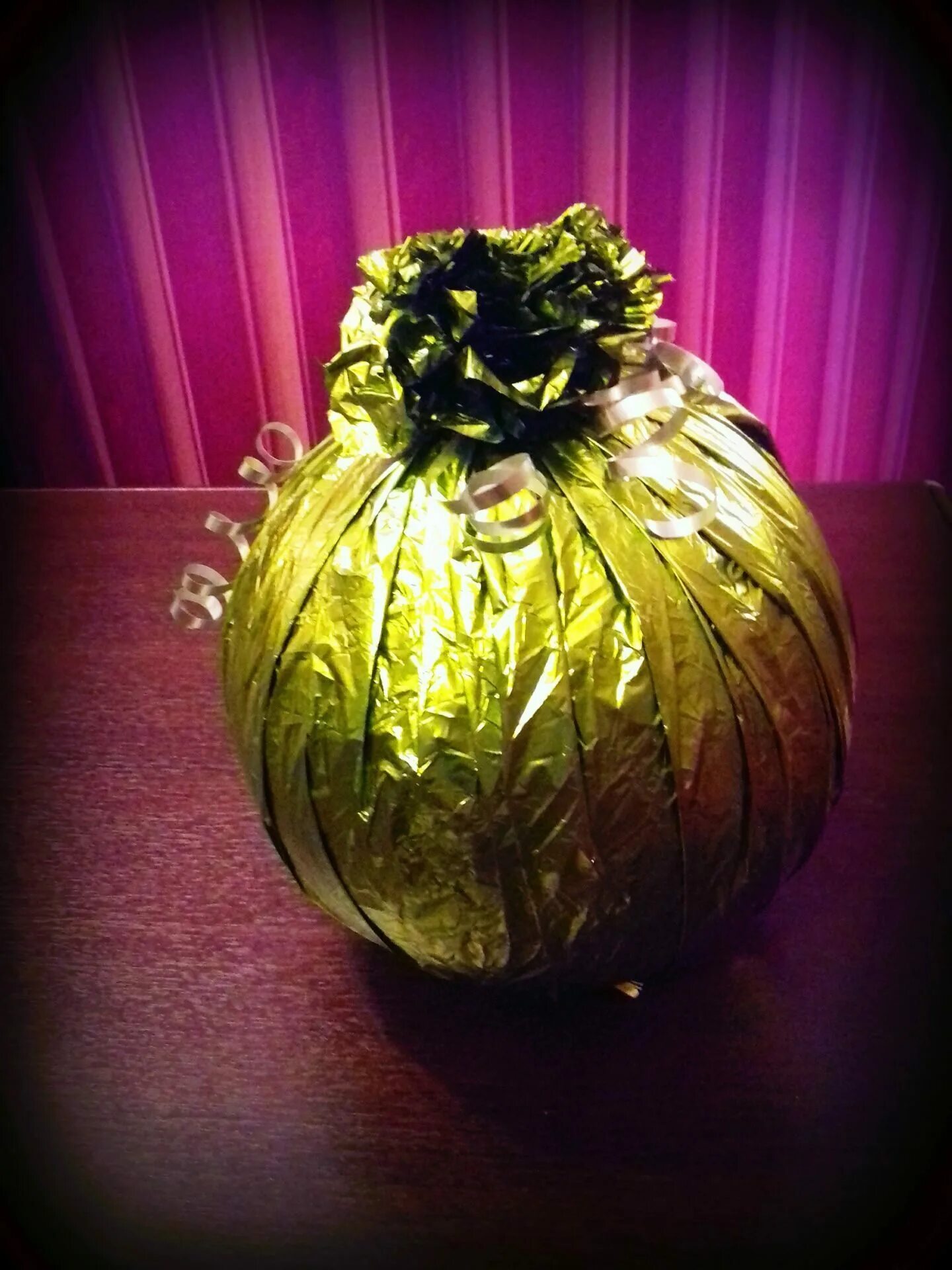 Упаковать круглый подарок в бумагу. Оригинальная упаковка для мяча. Упаковка круглой коробки в подарочную бумагу. Упаковать вазу в упаковочную бумагу. Упаковать круглый подарок в подарочную бумагу.