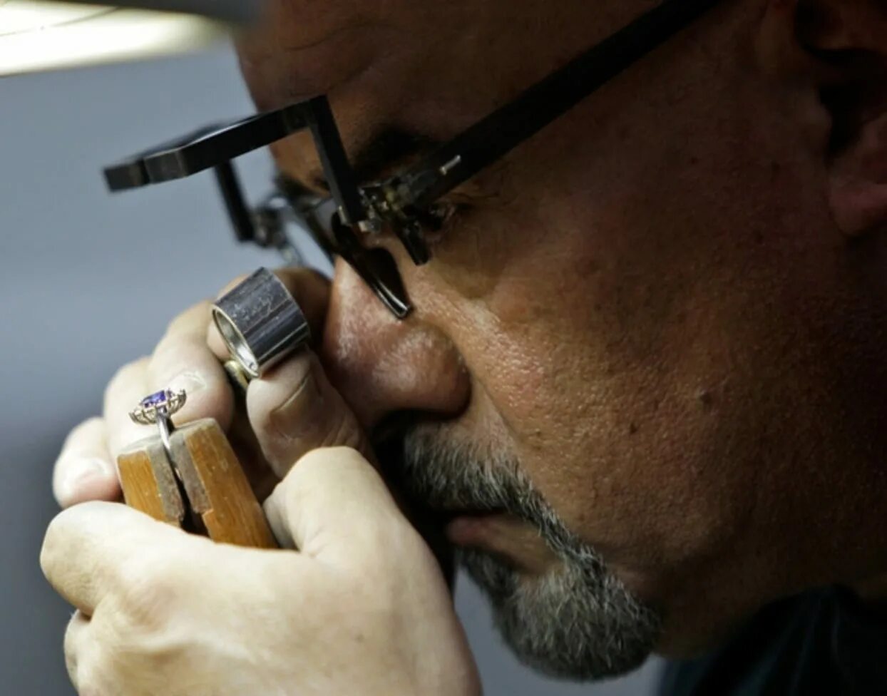 Ювелир за работой. Мастер ювелир. Ювелир. Работа ювелиром. Работа ювелиром.