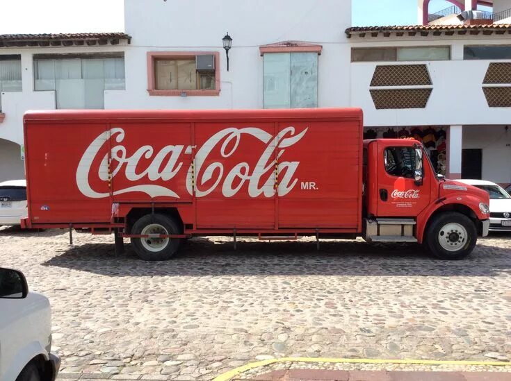 Грузовик coca cola. Фура кока кола. Автомобили кока колы. Автомобили кока колы. Автомобили кока колы.