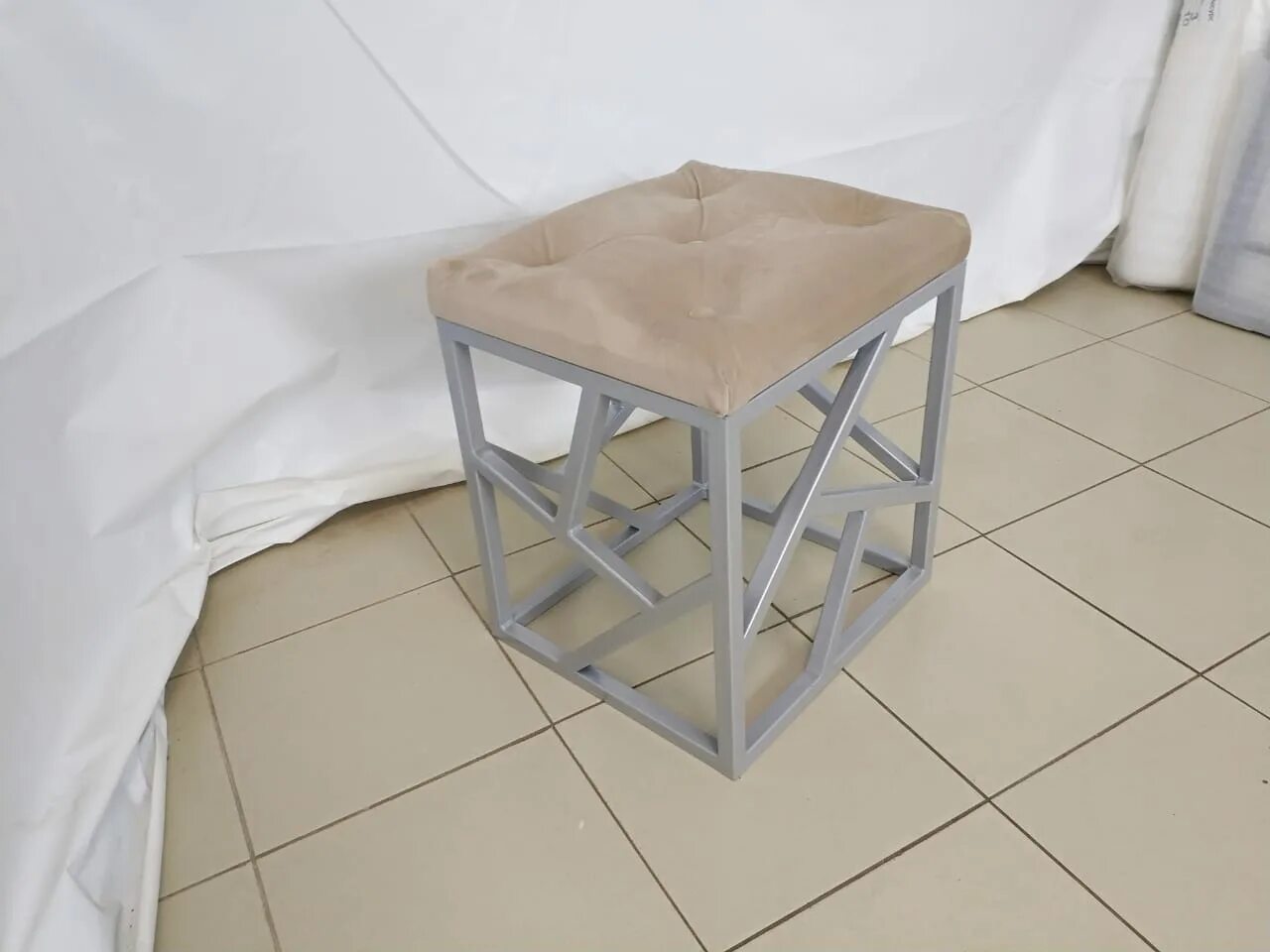 Черный пуф в прихожую лофт купить. Пуф в стиле лофт. Пуфик лофт. Пуф нэтворк mini gray. Пуф лофт.