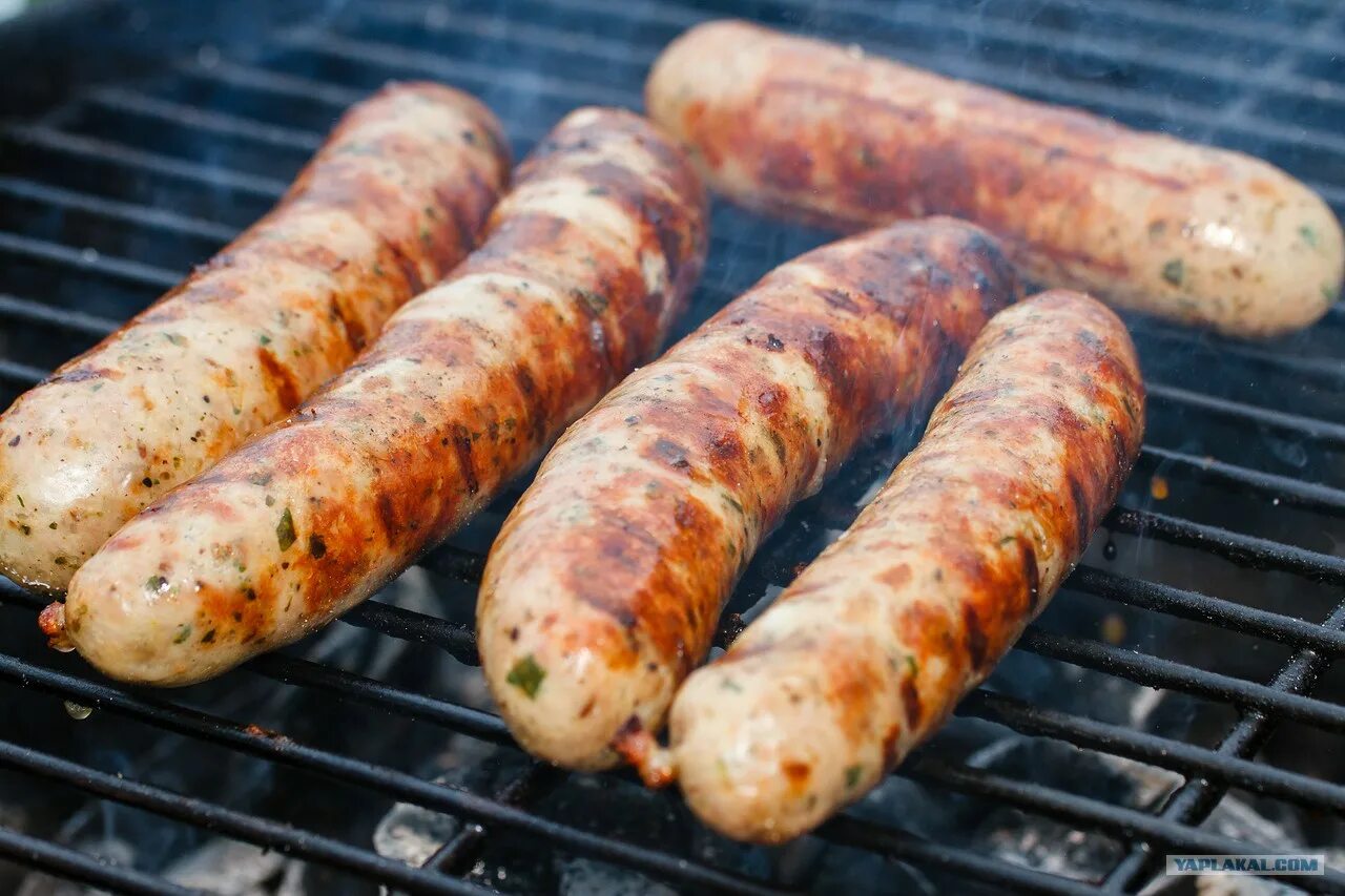 картофель с колбасой в духовке. жареная картошка с сосисками обои на рабочий стол. колбаски для жарки с картошкой. нюрнбергские жареные колбаски. колбаски с картошкой в духовке.