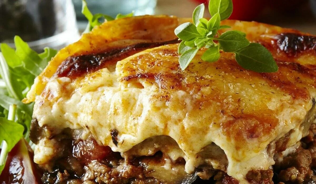 Греческая запеканка мусака. Греческая запеканка с баклажанами мусака. Мусака рецепт с картошкой и баклажанами. Греческая лазанья-мусака. Мусака.