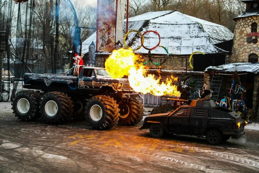 Елка каскадеров 2024. Елка у каскадеров. Мастер панин шоу трибуны. Елка у каскадеров супер буратин. Каскадерская елка 2021.