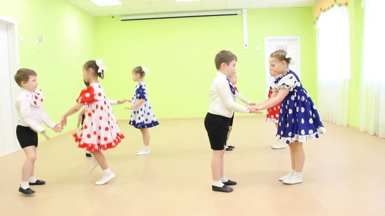 Полька. Полька в детском саду. Танец полька в детском саду. Дети танцуют польку в детском саду. Полька для детей в детском