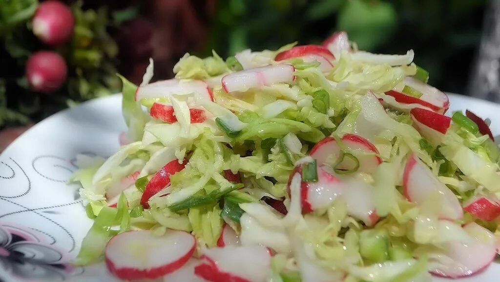 Салат с редиской капустой и огурцом. Салат из редиса и капусты. Салат с редиской и огурцом. Салат капуста редиска огурец. Салат редиска огурец капуста пекинская.
