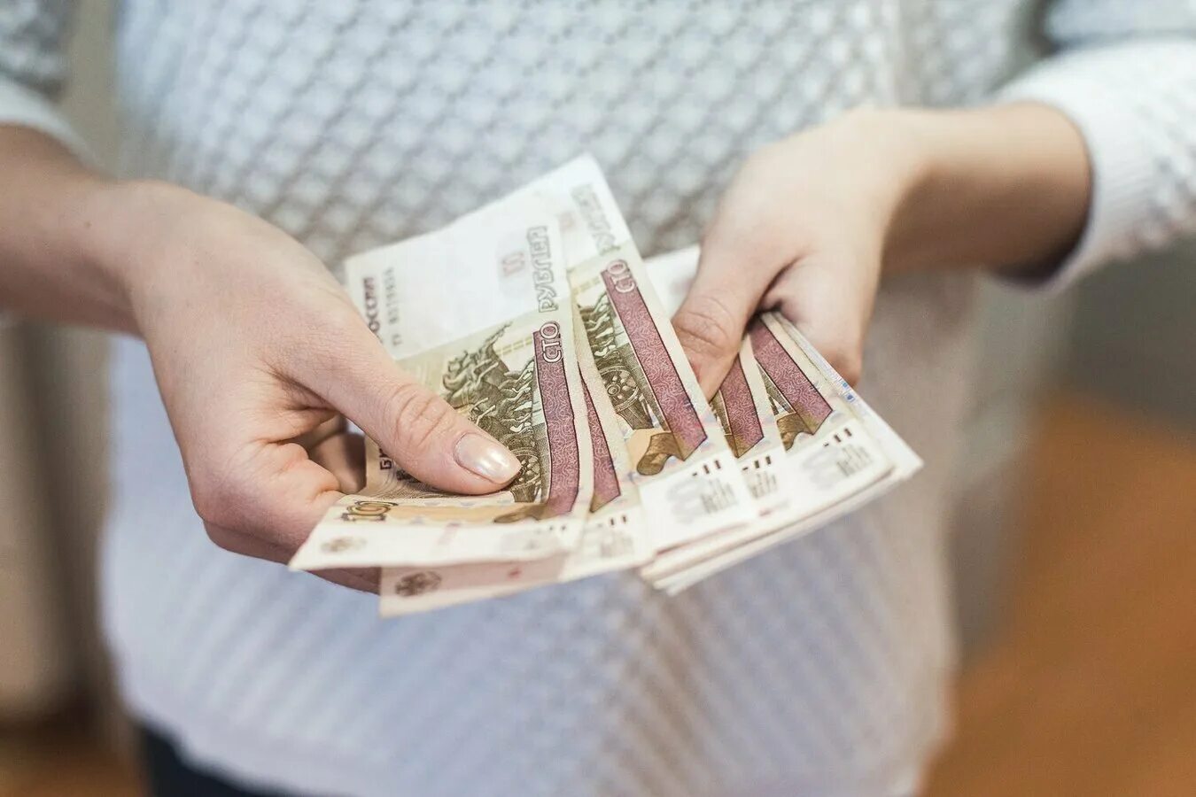 Поднять минимальную оплату труда. Низкая зарплата. мрот. маленькая зарплата. оплата труда.