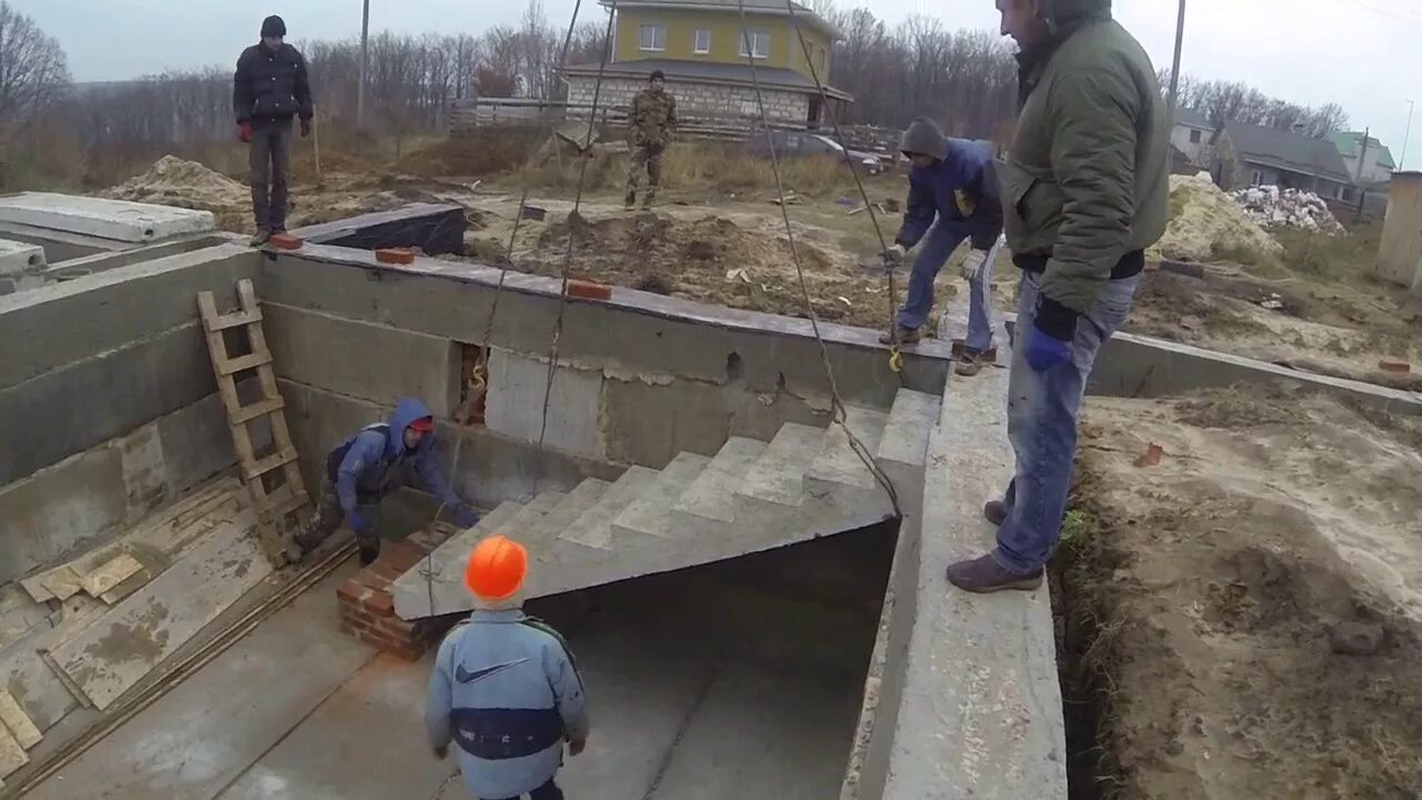 Установка лестничных маршей. Монтаж жб лестничных маршей. монтаж железобетонной лестницы. бетонный лестничный марш монтаж. монтаж лестничные марши.