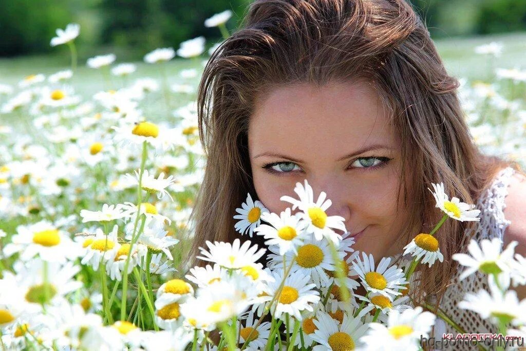 фотосессия в ромашках. девушка в венке из ромашек. девочка с цветами. ромашка для детей. девушка лето.